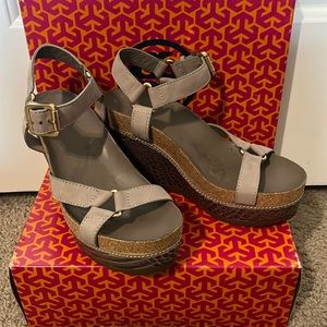 Tory Burch shoes size 8 Beige color